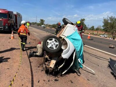 Imagem da notícia Representante comercial morre em batida entre carro e caminhão na BR-163, em Coxim